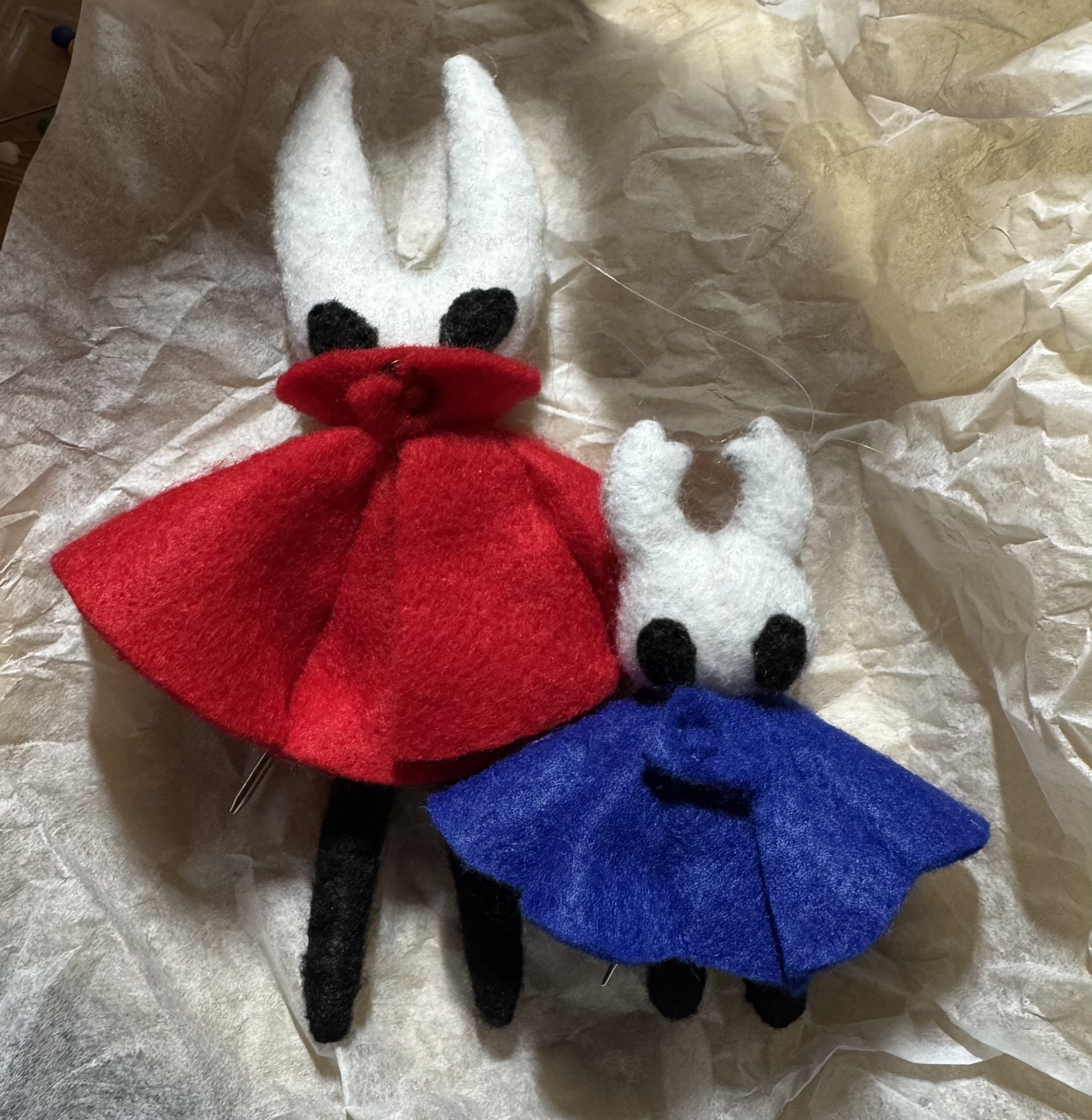 An image of both felt dolls of Hornet and The Knight together.